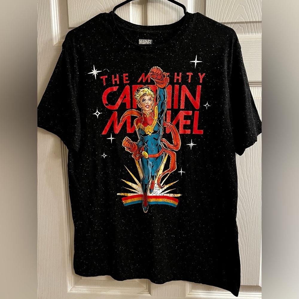 MARVEL~CAPTAIN MARVEL~Black T-Shirt with WHITE FLECKS~NWOT~LG